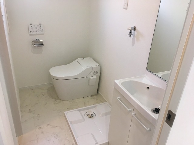 1号室洗面台・トイレです